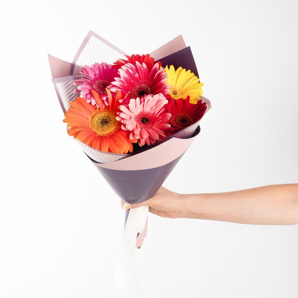 Солнечный букет из 7 свежих гербер – радость в подарок Тихвин Ленинградская область