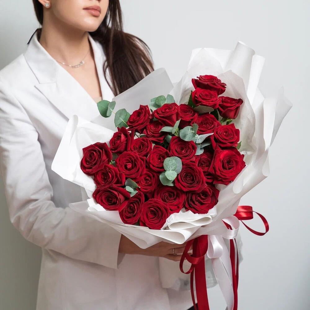 Роскошный букет из 25 красных роз с эвкалиптом – королевский подарок  Тихвин Ленинградская область