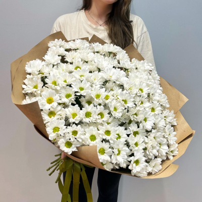 Букет «21 ромашка» – нежные белые кустовые хризантемы в натуральном стиле Тихвин Ленинградская область