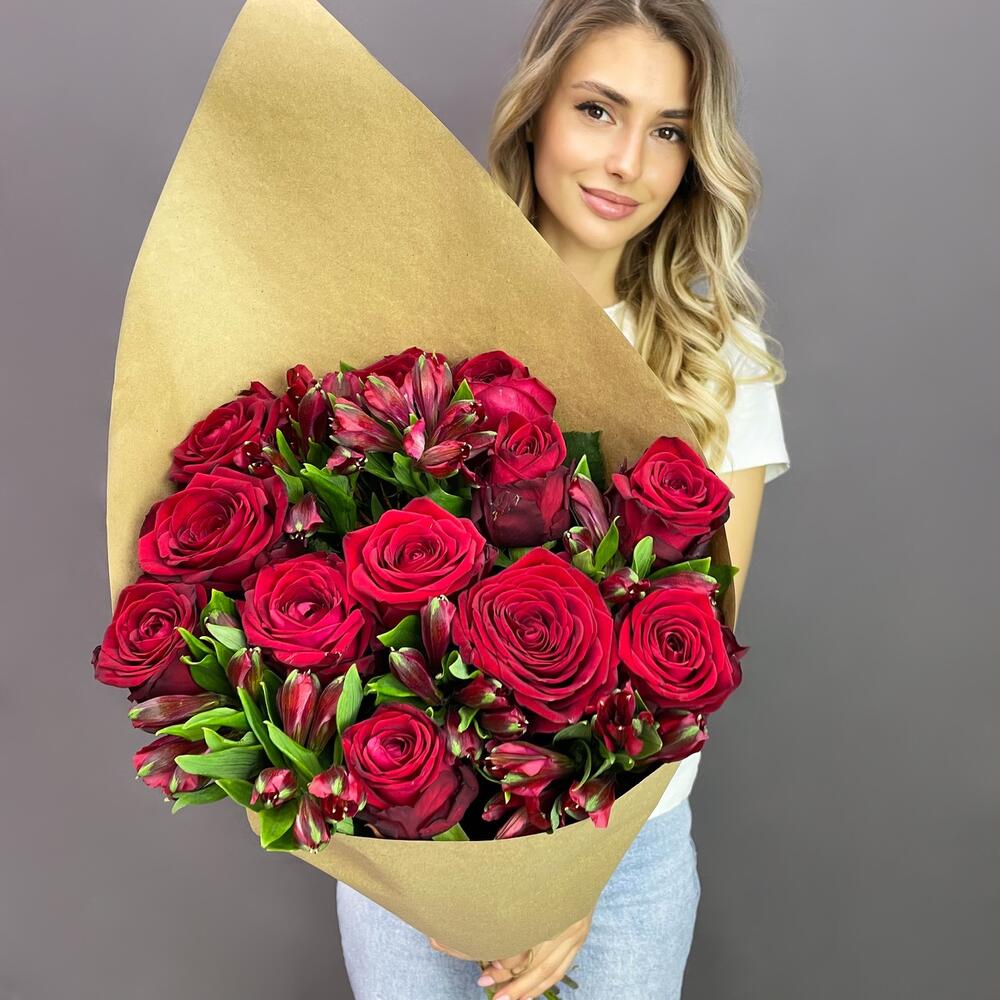 Букет «Стрелиция» – гармония из красных роз и белых альстромерий  Тихвин Ленинградская область