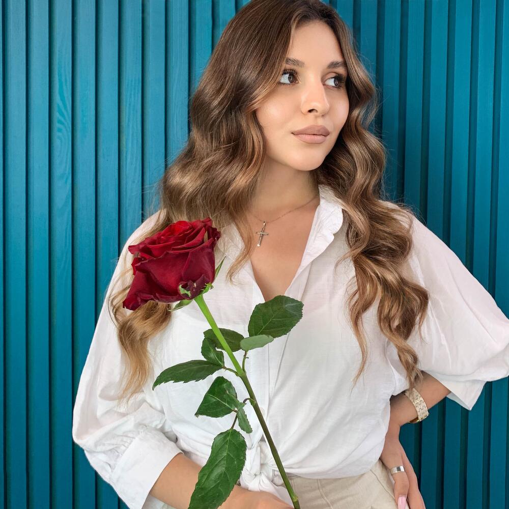 Комплимент из красной эквадорской розы – минимализм роскоши Тихвин Ленинградская область