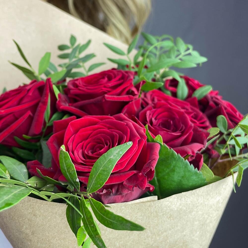 Букет из 9 красных роз с фисташкой – гармония страсти и свежести Тихвин Ленинградская область