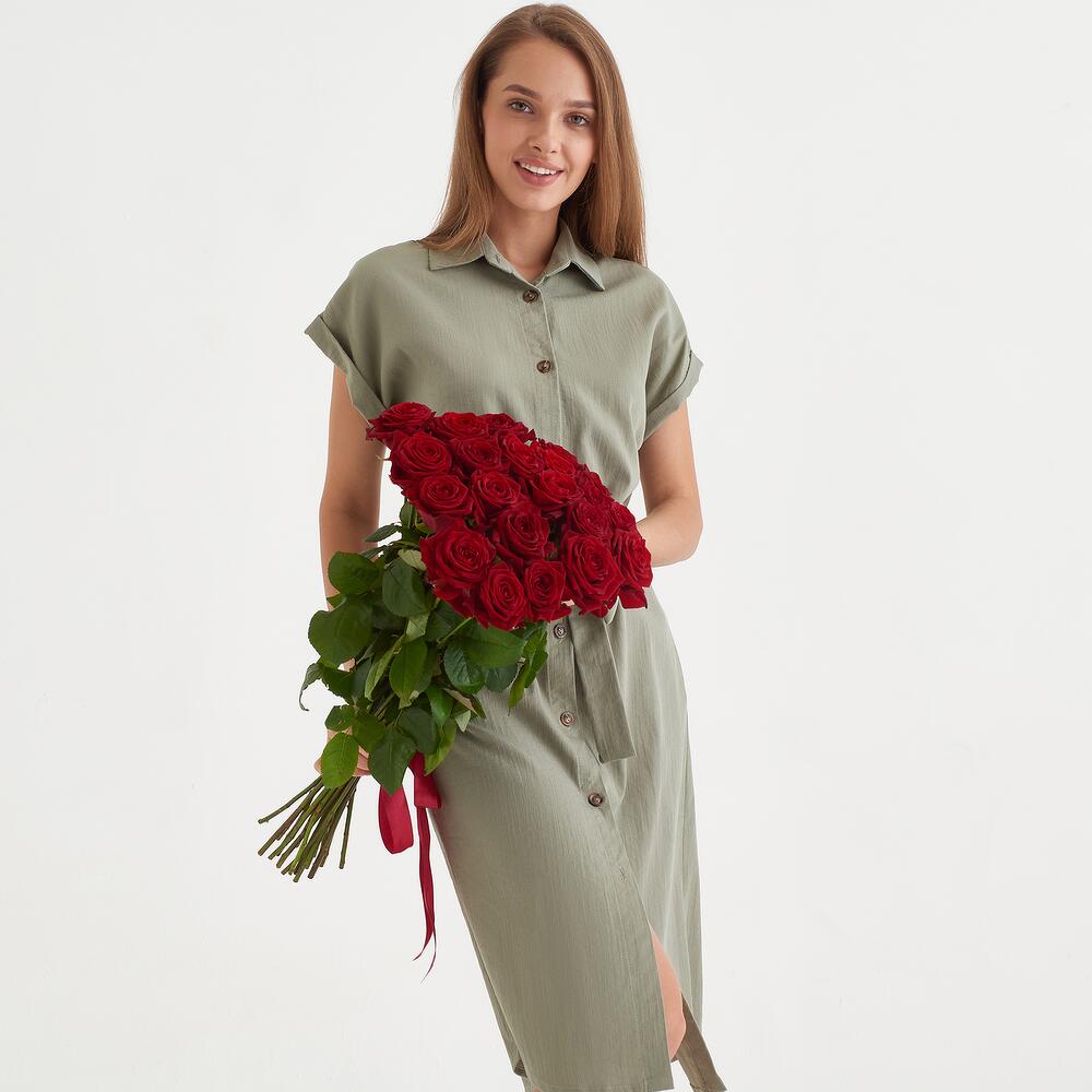 Роскошный букет из 21 красной розы – воплощение искренних чувств Тихвин Ленинградская область