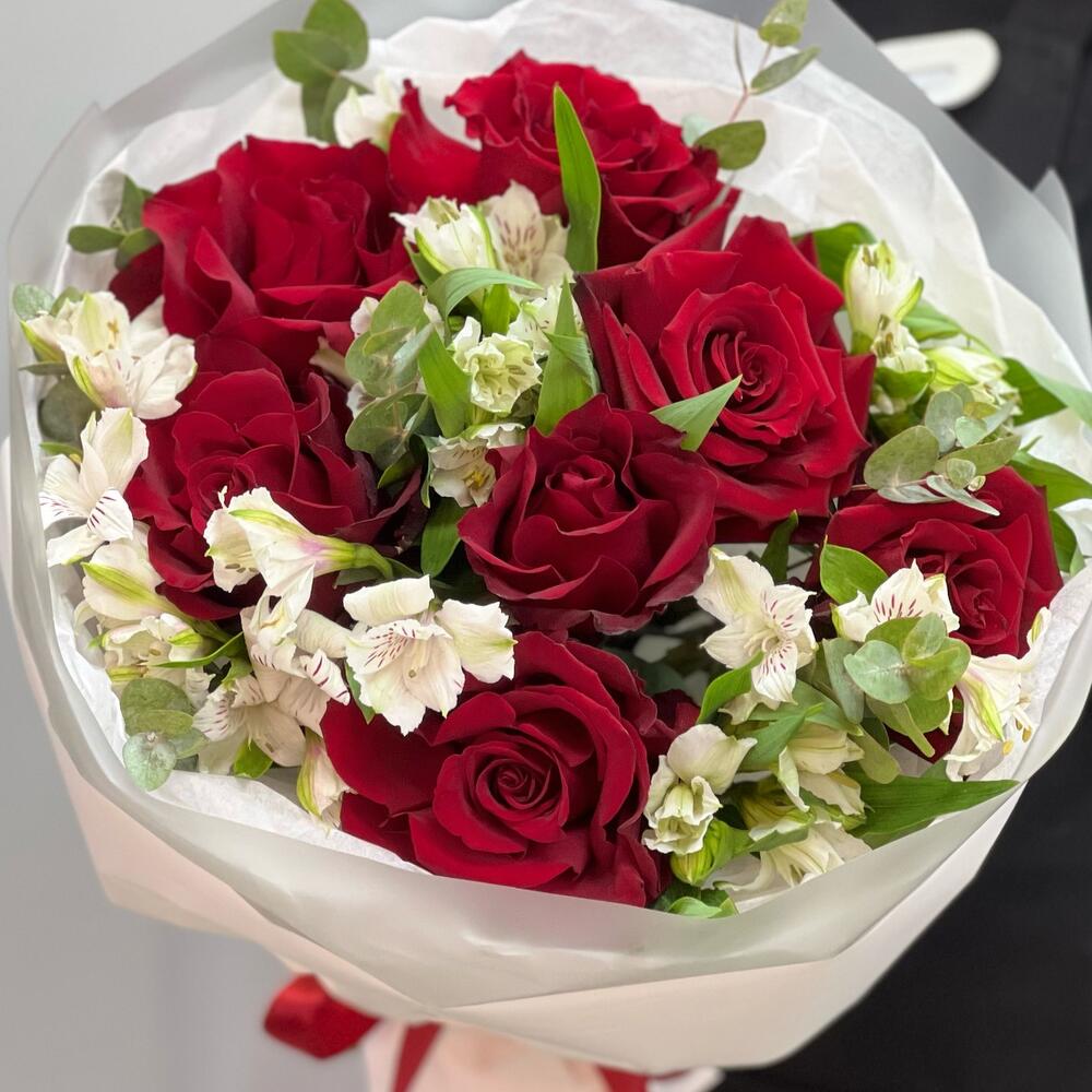 Букет «Любимой» – 7 эквадорских роз и белых альстромерий Тихвин Ленинградская область