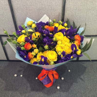Роскошный букет из синих ирисов и кустовых роз с зеленью – гармония контрастов Тихвин Ленинградская область