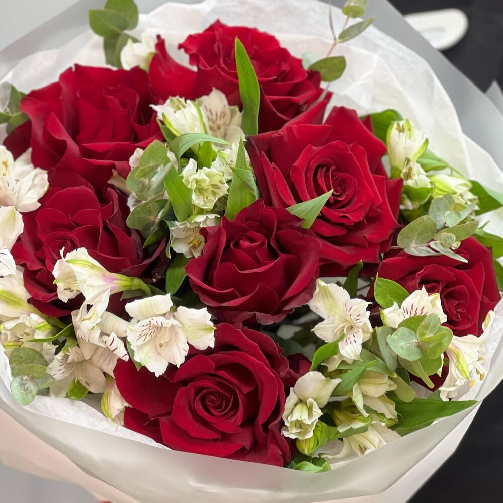 Букет «Любимой» – 7 эквадорских роз и белых альстромерий Тихвин Ленинградская область