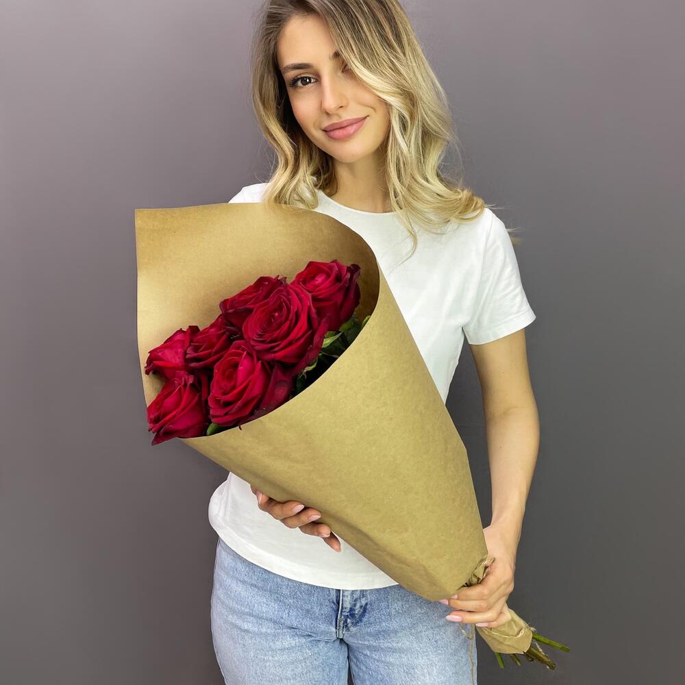 Букет из 7 красных роз в крафте – страсть в стильной упаковке Тихвин Ленинградская область