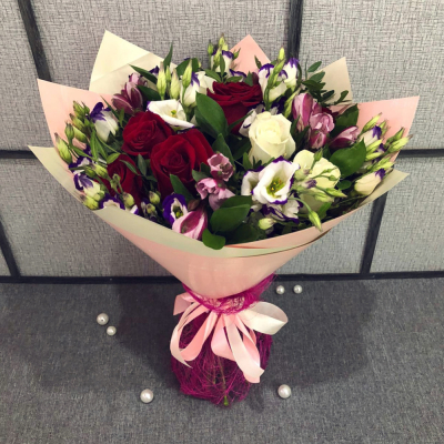Букет из роз, эустом и альстромерий – гармония утонченности и свежести Тихвин Ленинградская область
