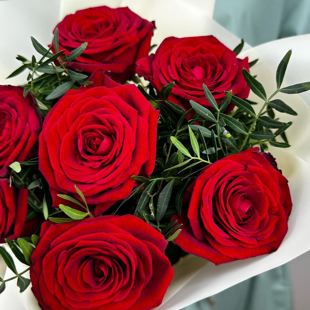 Букет «Гранатовый» из красных роз в роскошной упаковке Тихвин Ленинградская область