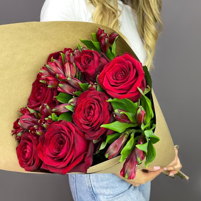 Букет «Страсть» – гармония красных роз и нежных альстромерий Тихвин Ленинградская область