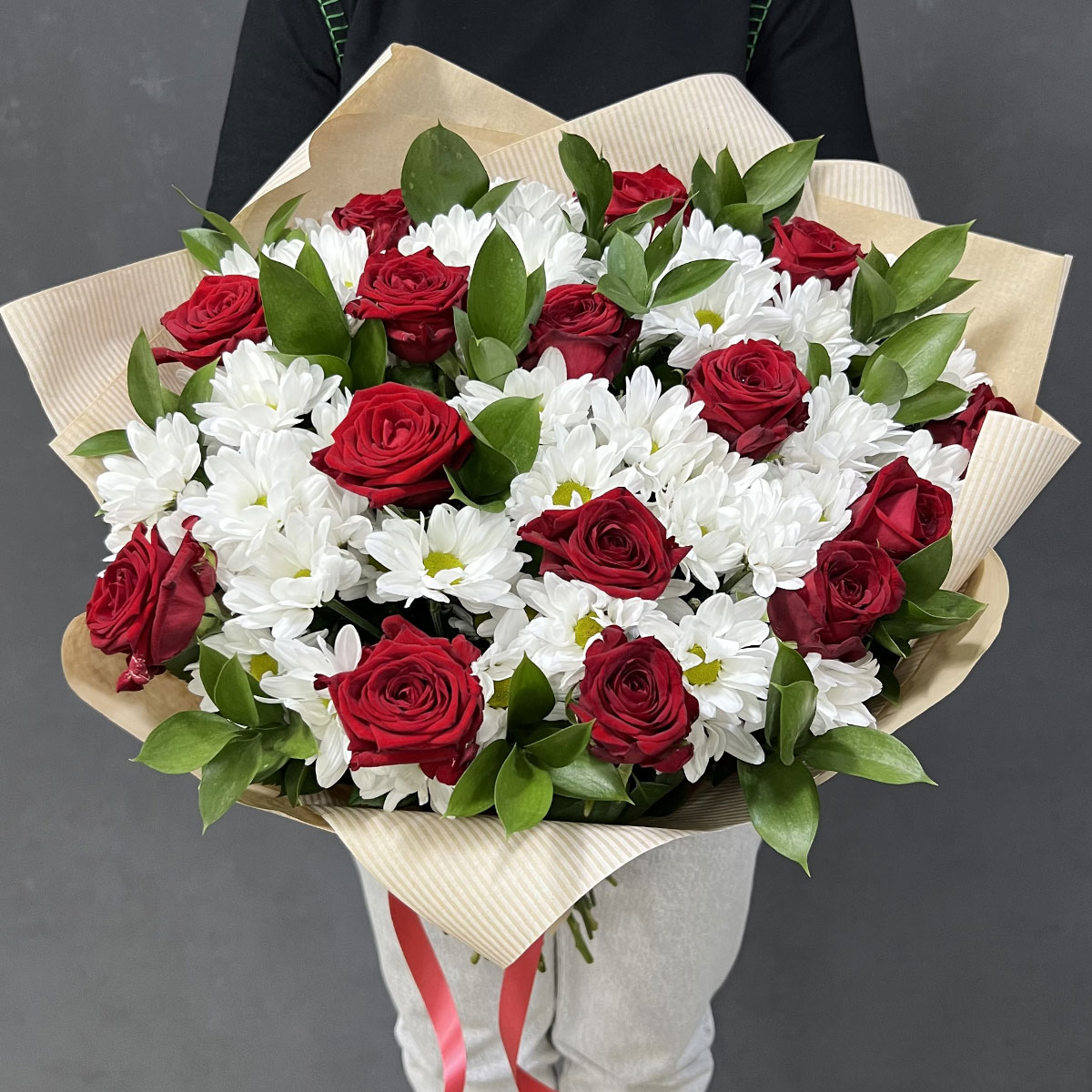 Букет «Романтика» — гармония красных роз и белоснежных хризантем Тихвин Ленинградская область