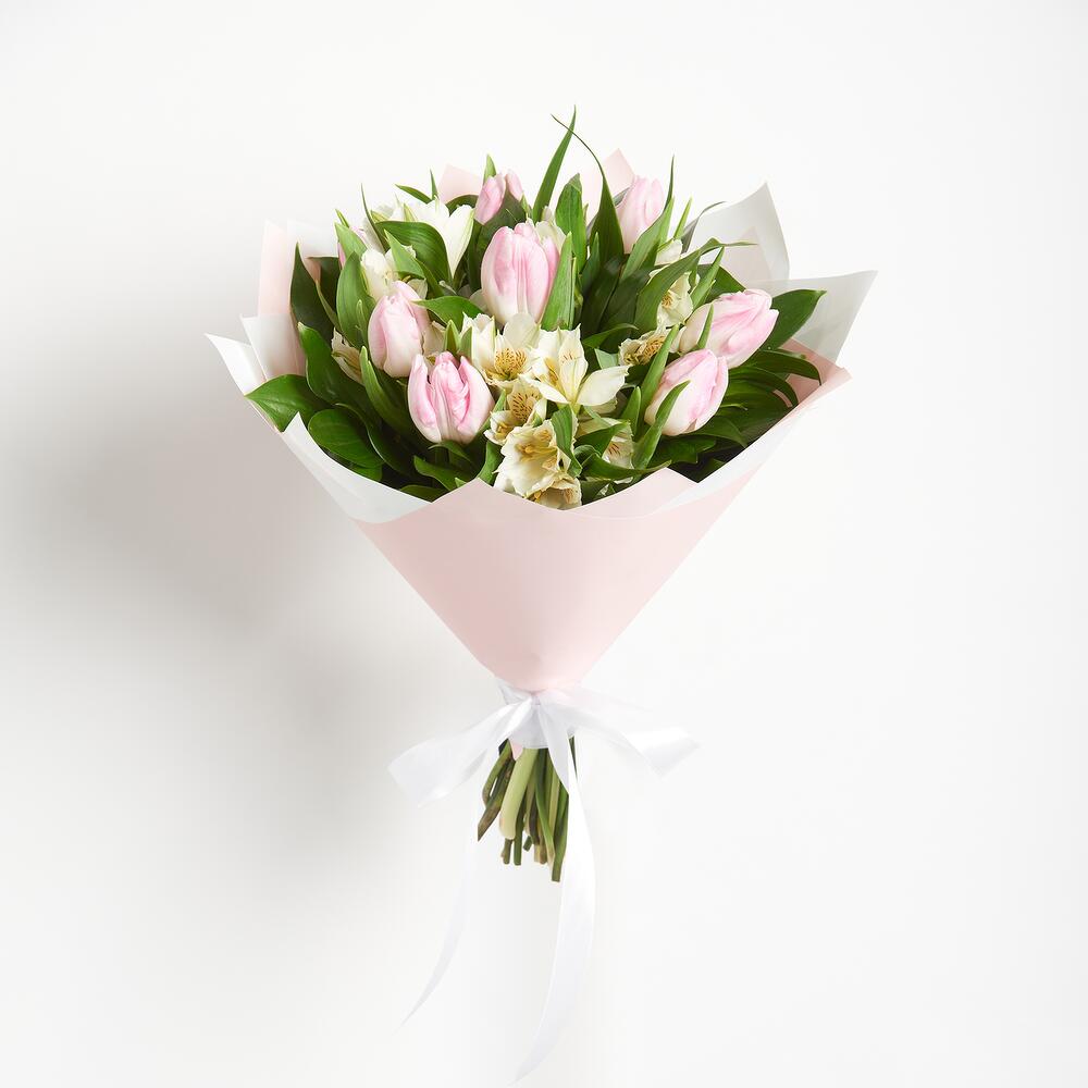 Букет «Первое свидание» розовых тюльпанов и белых альстромерий Тихвин Ленинградская область