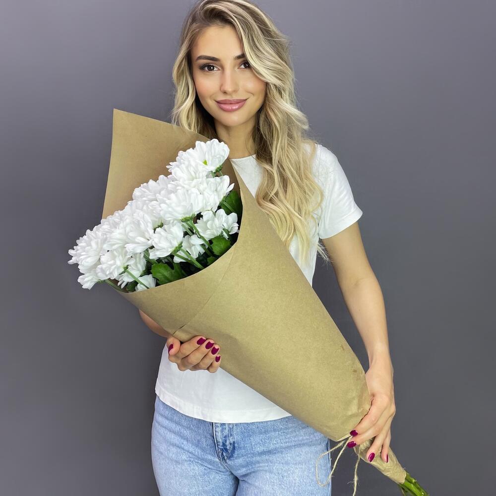 Букет из 5 белых хризантем в крафте – лаконичная элегантность Тихвин Ленинградская область