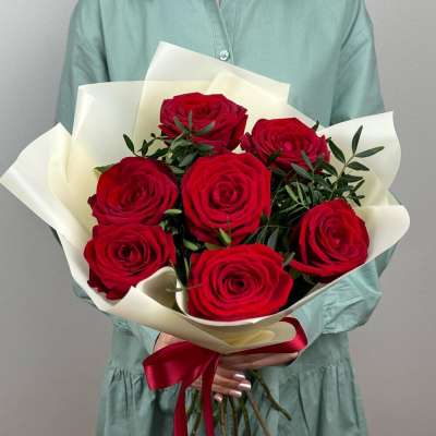 Букет «Гранатовый» из красных роз в роскошной упаковке Тихвин Ленинградская область