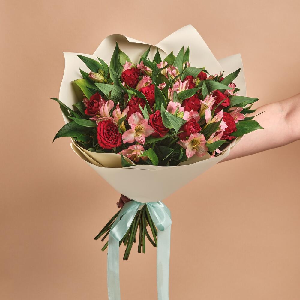 Букет «Нежность слов» — гармония красных роз и нежных альстромерий Тихвин Ленинградская область