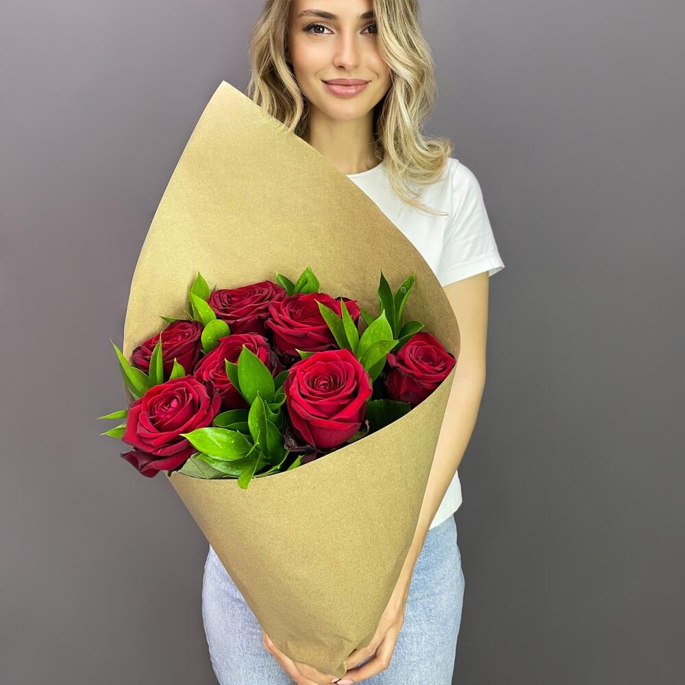 Букет из красных роз с рускусом в крафтовой упаковке – классика с изюминкой Тихвин Ленинградская область