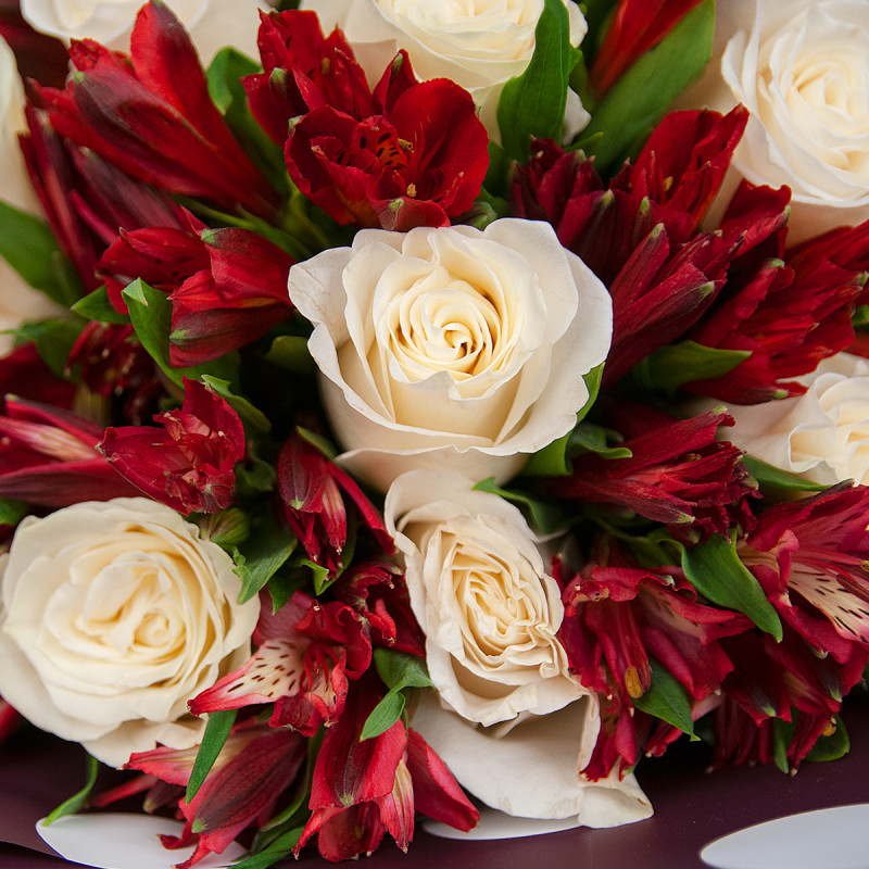 Букет из белых роз и красных альстромерий – гармония страсти и чистоты Тихвин Ленинградская область