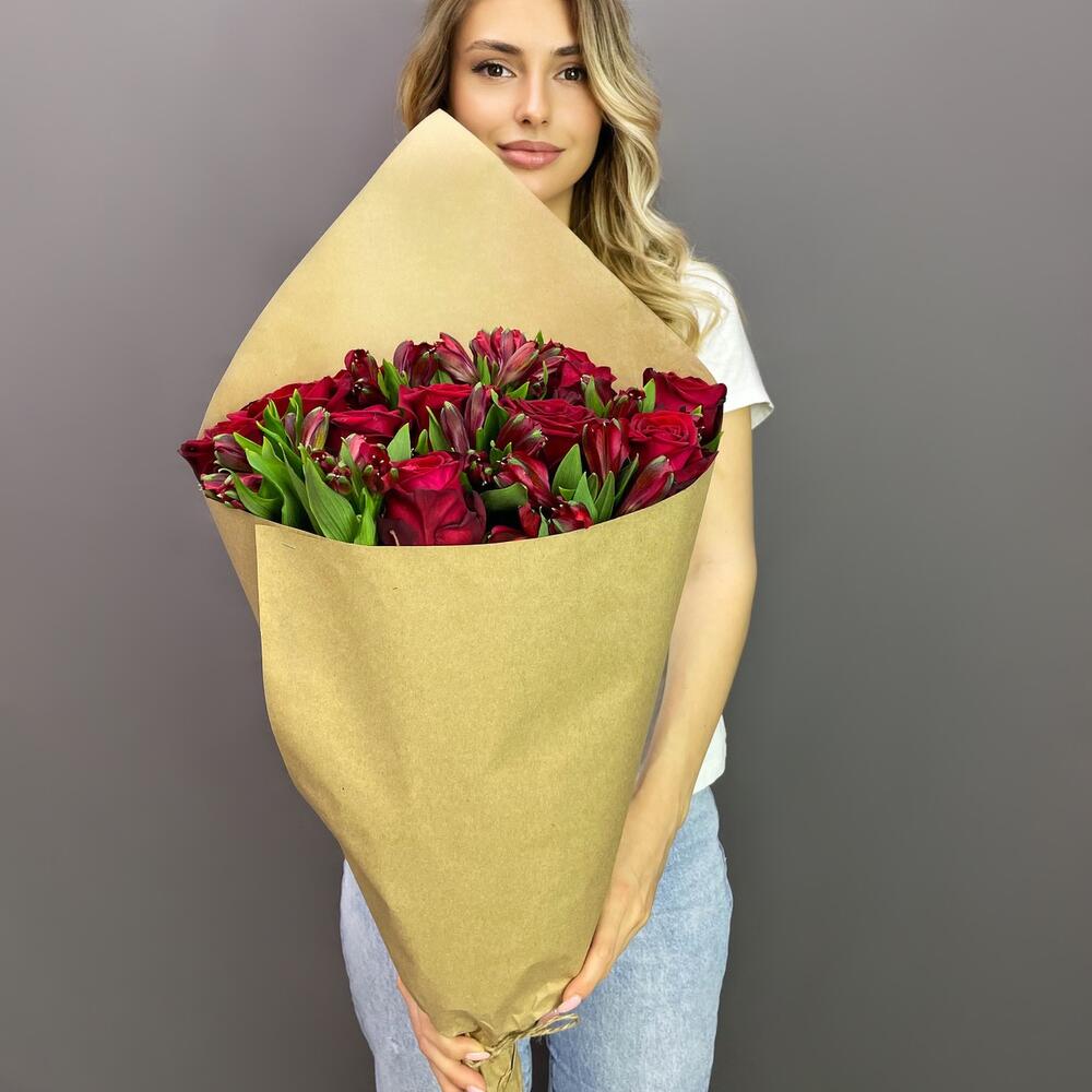 Букет «Стрелиция» – гармония из красных роз и белых альстромерий  Тихвин Ленинградская область