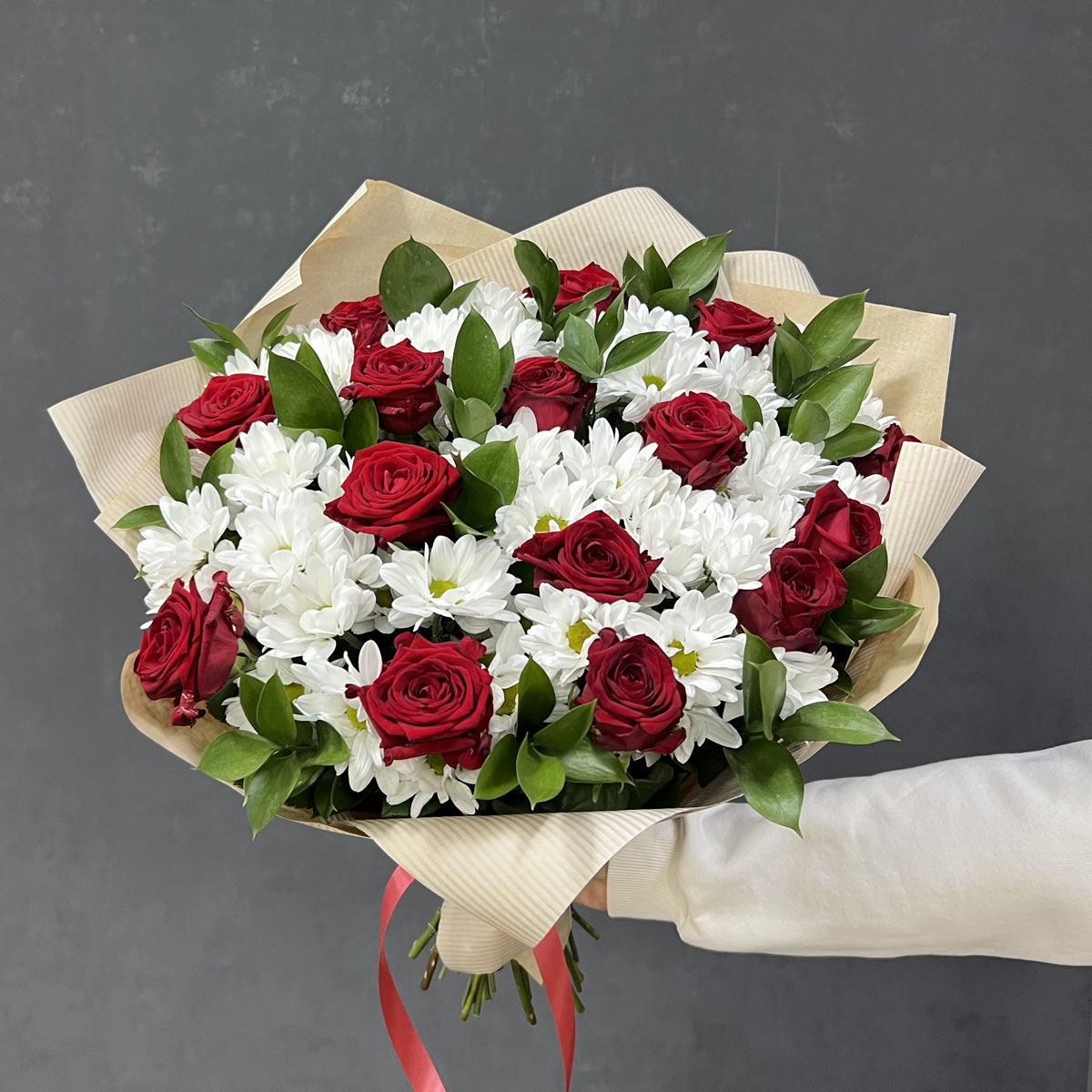 Букет «Романтика» — гармония красных роз и белоснежных хризантем Тихвин Ленинградская область
