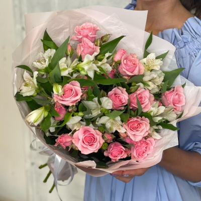 Букет «Розовый фламинго» – нежность розовых кустовых роз и белых альстромерий Тихвин Ленинградская область