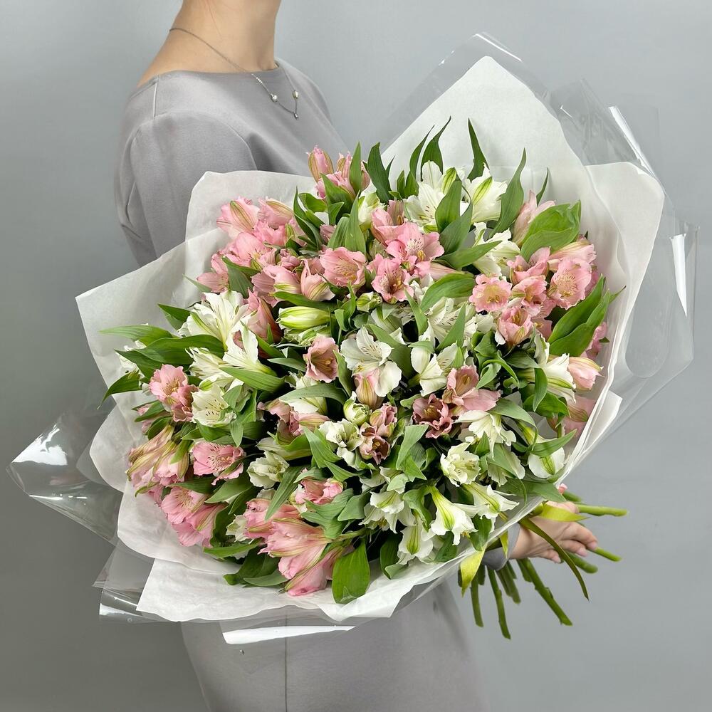 Букет «Гармония» – нежное сочетание белых и розовых альстромерий Тихвин Ленинградская область