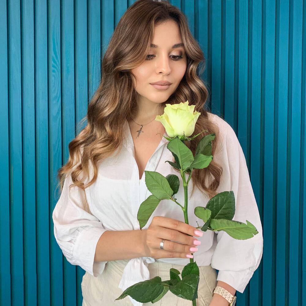 Комплимент из белой эквадорской розы – элегантность в каждом лепестке Тихвин Ленинградская область