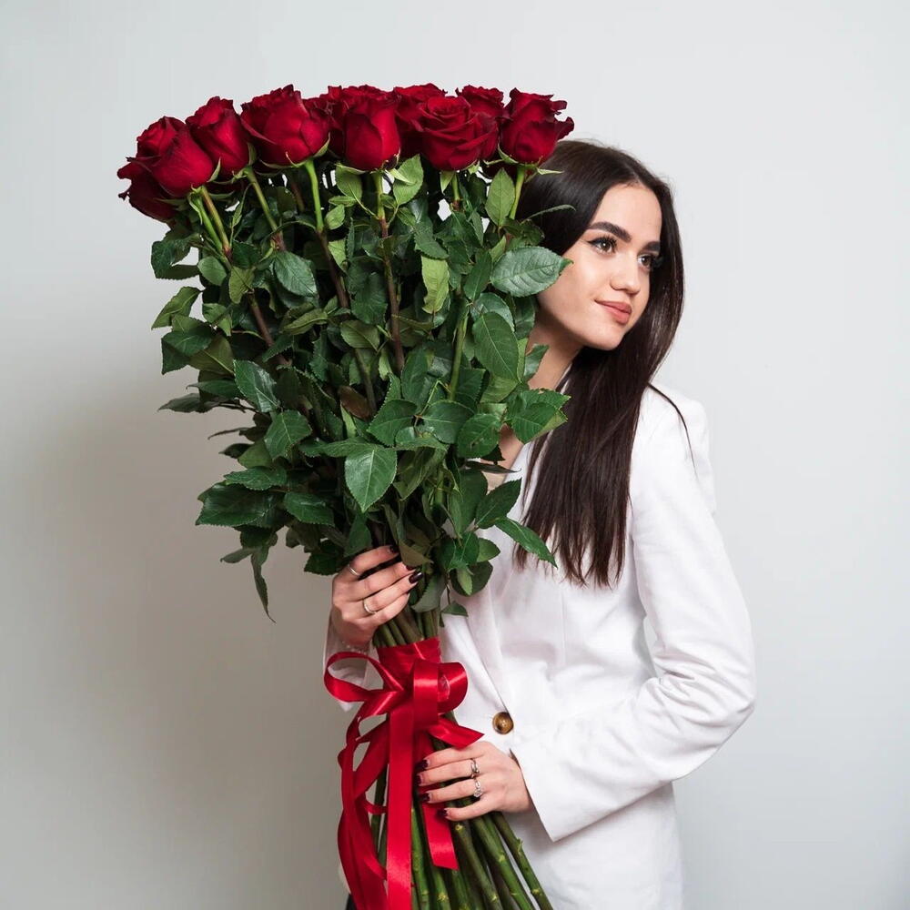 Роскошный букет «Эксплорер» – 25 красных роз для самых важных моментов Тихвин Ленинградская область