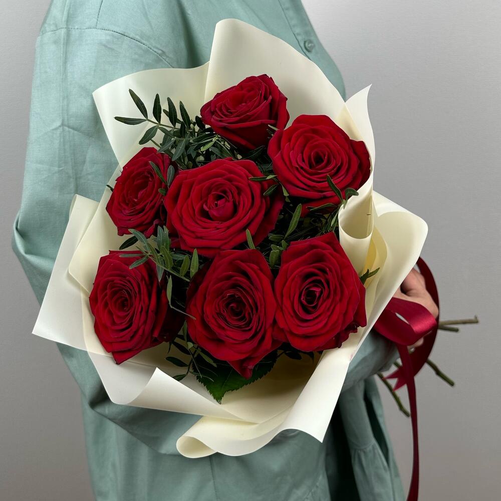 Букет «Гранатовый» из красных роз в роскошной упаковке Тихвин Ленинградская область