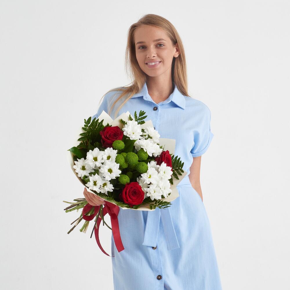 Букет «Настроение» – гармония красных эквадорских роз и нежных хризантем Тихвин Ленинградская область