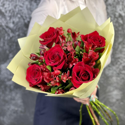 Букет «Бордо» – сочетание красных эквадорских роз и благородных альстромерий Тихвин Ленинградская область