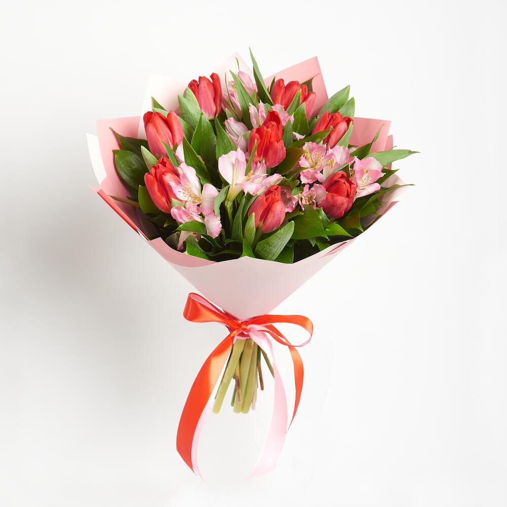 Букет «Первый поцелуй» красных тюльпанов и розовых альстромерий Тихвин Ленинградская область