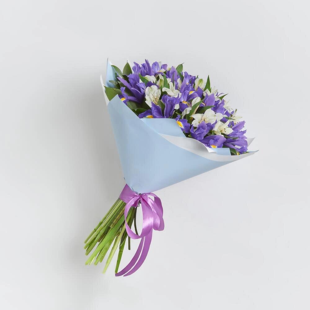 Букет «Вечернее дыхание»  – загадочная гармония синих ирисов и белых альстромерий Тихвин Ленинградская область