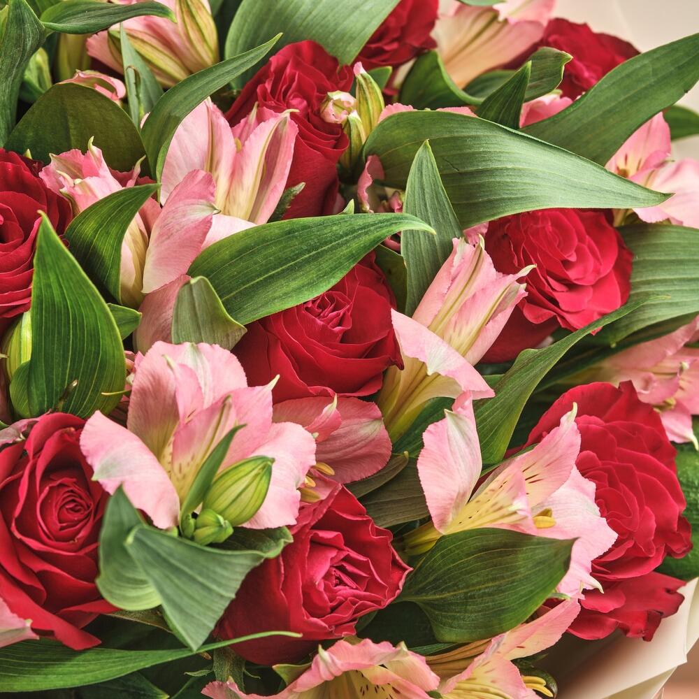 Букет «Нежность слов» — гармония красных роз и нежных альстромерий Тихвин Ленинградская область