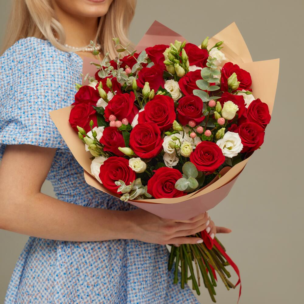 Роскошный букет для любимой женщины – 21 эквадорская роза и эустома Тихвин Ленинградская область