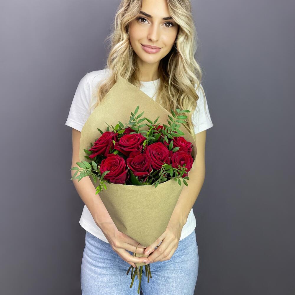 Букет из 9 красных роз с фисташкой – гармония страсти и свежести Тихвин Ленинградская область