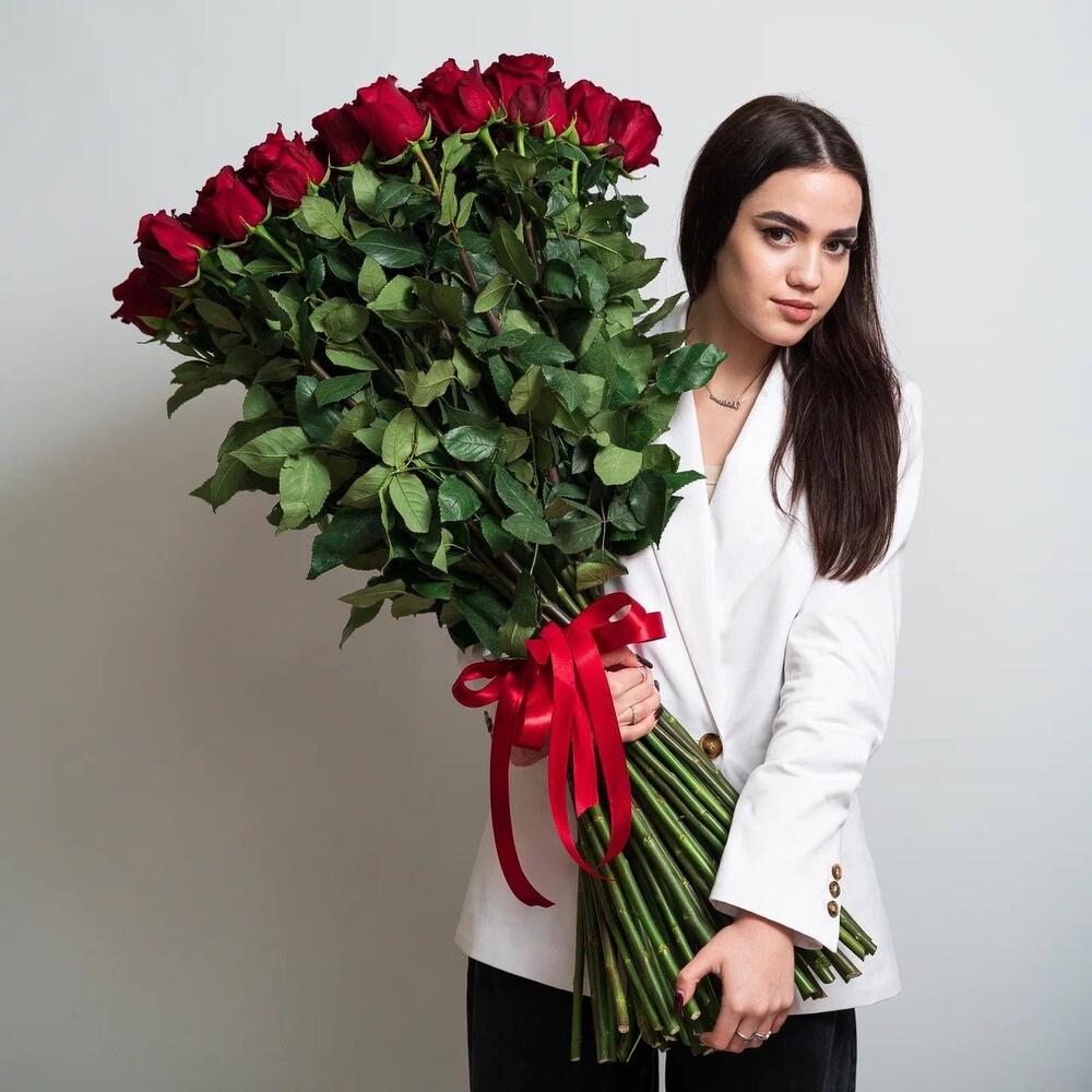 Роскошный букет из 51 красной розы – воплощение безграничной любви Тихвин Ленинградская область