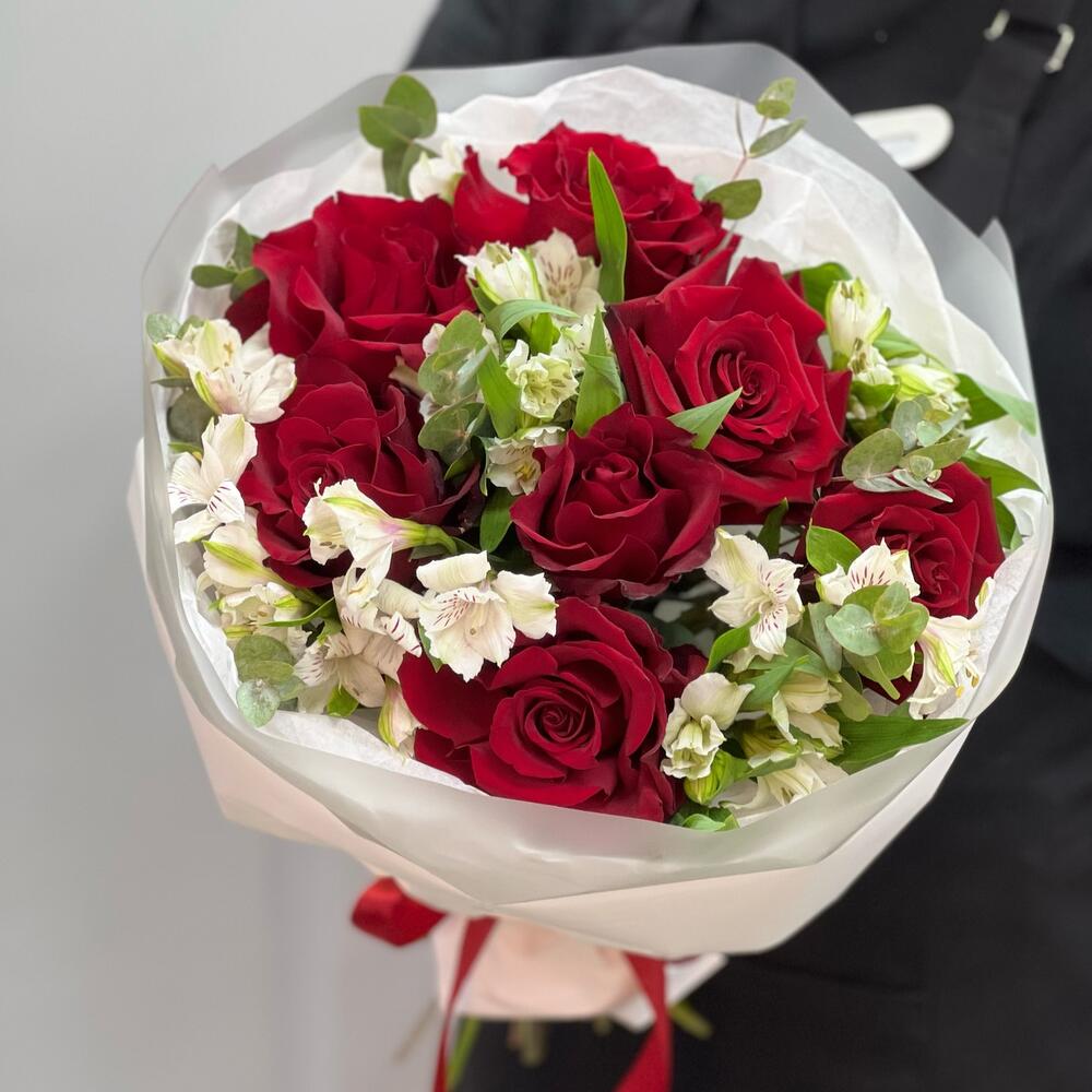 Букет «Любимой» – 7 эквадорских роз и белых альстромерий Тихвин Ленинградская область