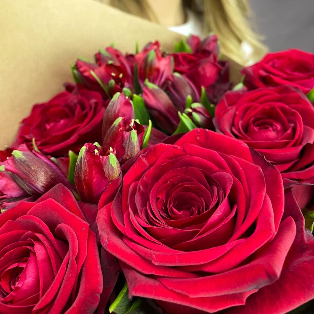 Букет «Страсть» – гармония красных роз и нежных альстромерий Тихвин Ленинградская область