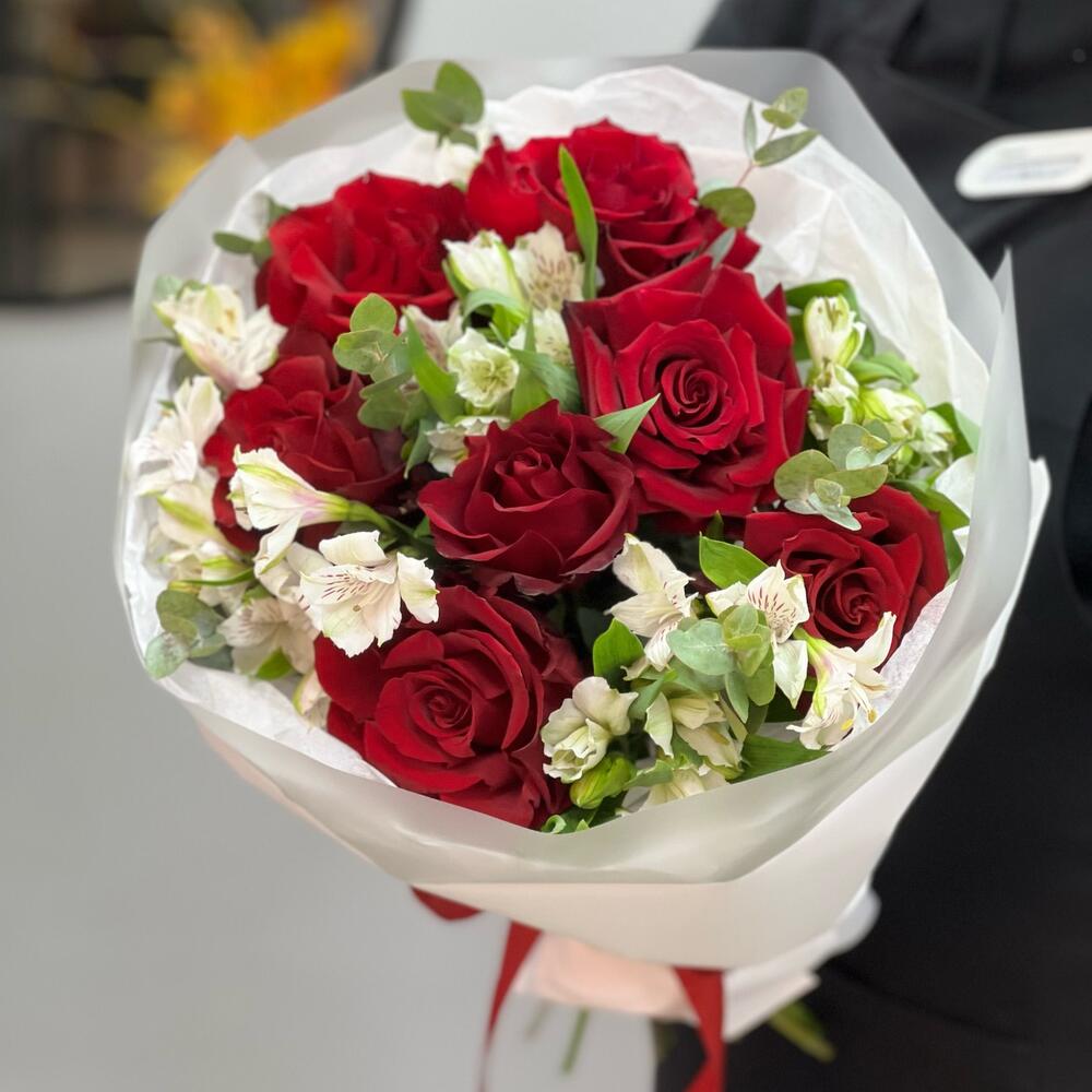 Букет «Любимой» – 7 эквадорских роз и белых альстромерий Тихвин Ленинградская область