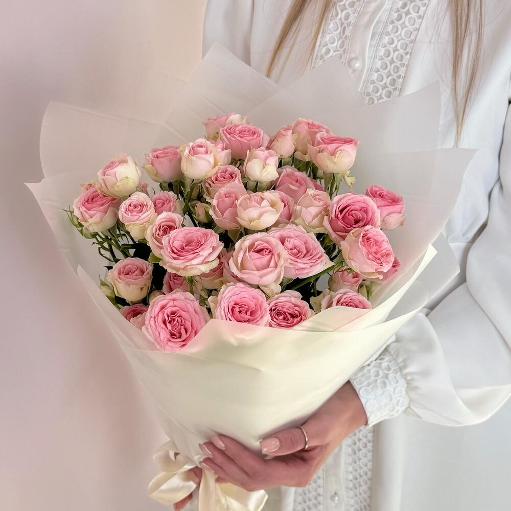 Букет «Нежный аромат» – пышные розовые кустовые розы в элегантной упаковке Тихвин Ленинградская область