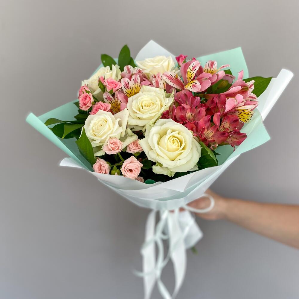 Букет «Николь» – изысканное сочетание роз, кустовых роз и альстромерий Тихвин Ленинградская область