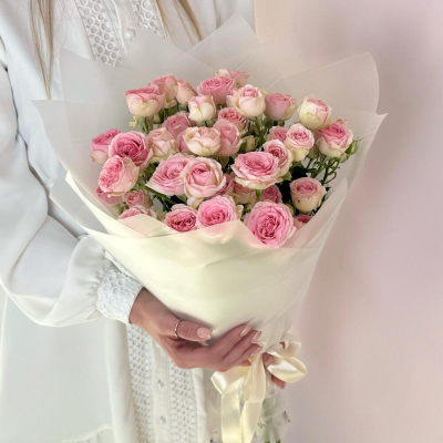 Букет «Нежный аромат» – пышные розовые кустовые розы в элегантной упаковке Тихвин Ленинградская область