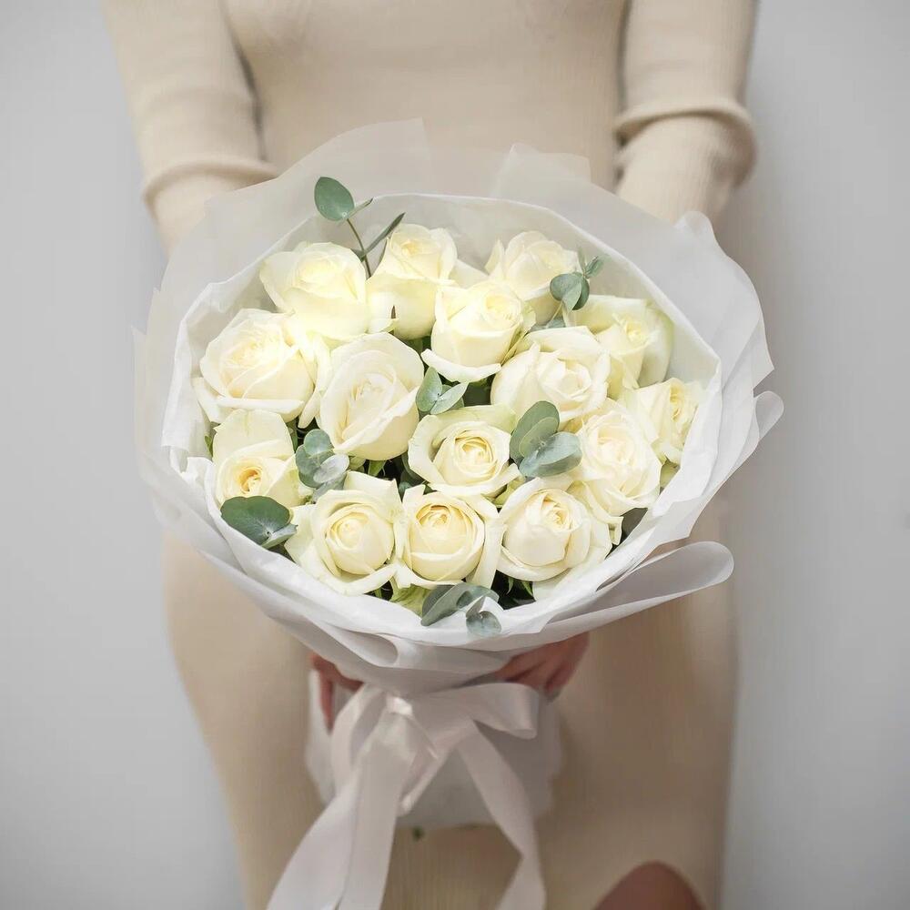Букет из 15 белых роз с эвкалиптом – чистота и изысканность Тихвин Ленинградская область