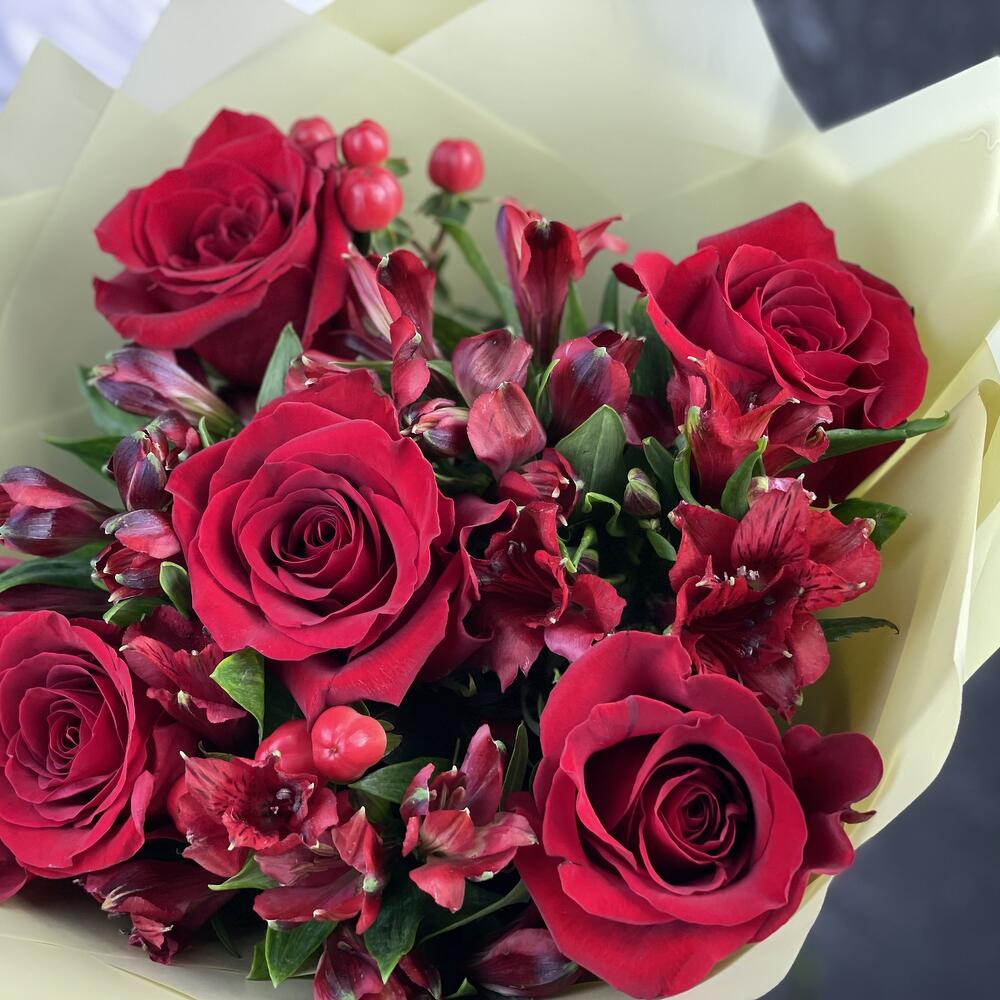 Букет «Бордо» – сочетание красных эквадорских роз и благородных альстромерий Тихвин Ленинградская область