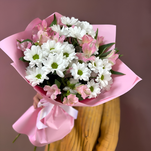 Букет «Поцелуй бабочки» нежность белых хризантем и розовых альстромерий Тихвин Ленинградская область
