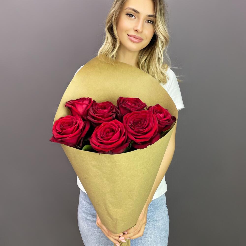 Букет из 7 красных роз в крафте – страсть в стильной упаковке Тихвин Ленинградская область
