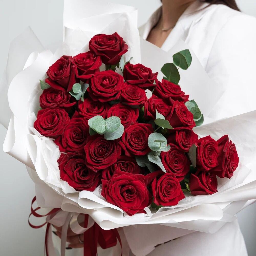 Роскошный букет из 25 красных роз с эвкалиптом – королевский подарок  Тихвин Ленинградская область