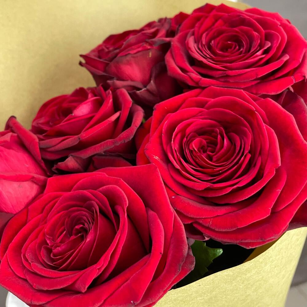 Букет из 7 красных роз в крафте – страсть в стильной упаковке Тихвин Ленинградская область