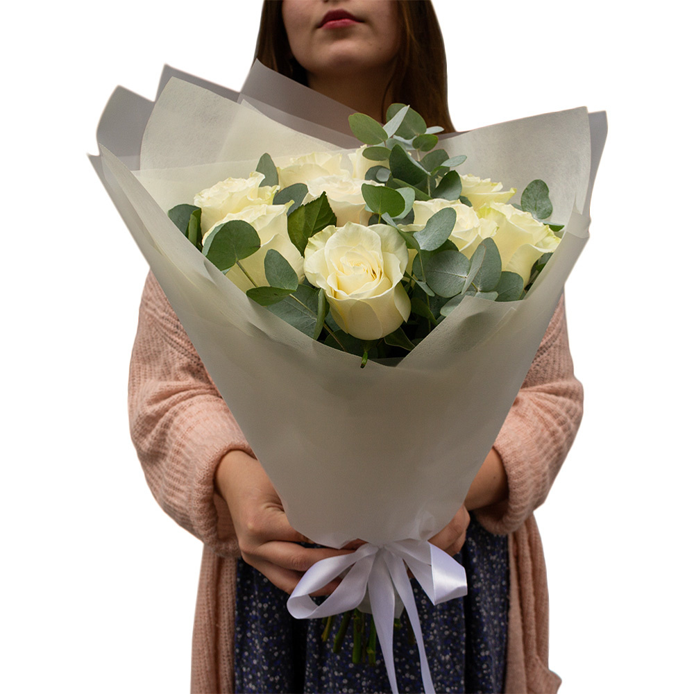 Элегантный букет из 9 белых роз с эвкалиптом – воплощение совершенства Тихвин Ленинградская область