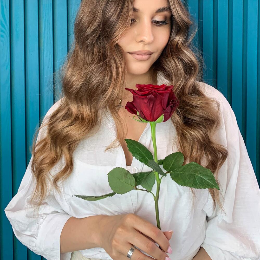 Комплимент из красной эквадорской розы – минимализм роскоши Тихвин Ленинградская область